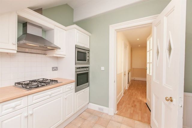  Image of 2 bedroom Flat to rent in Lansdowne Crescent Edinburgh EH12 at West End Edinburgh Edinburgh, EH12 5EH
