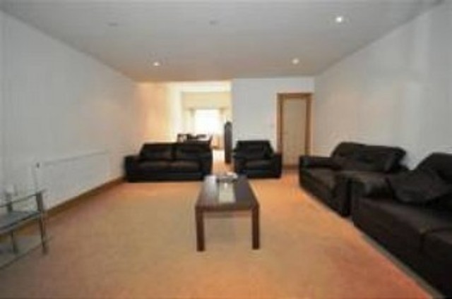  Image of Semi-Detached house to rent in Lansdowne Road London E18 at Lansdowne Road  South Woodford, E18 2AZ