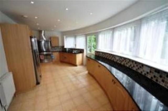  Image of Semi-Detached house to rent in Lansdowne Road London E18 at Lansdowne Road  South Woodford, E18 2AZ