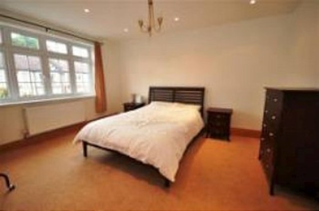  Image of Semi-Detached house to rent in Lansdowne Road London E18 at Lansdowne Road  South Woodford, E18 2AZ