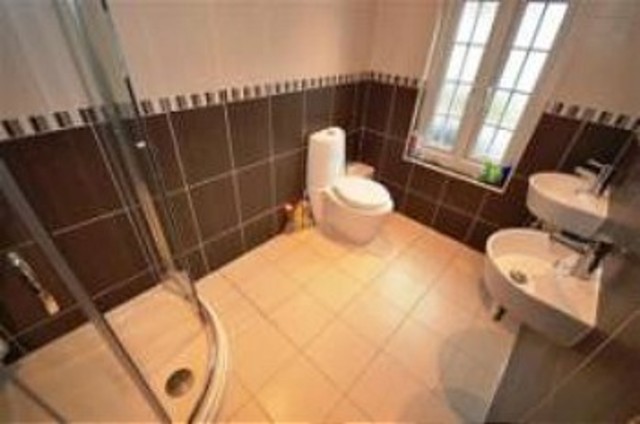  Image of Semi-Detached house to rent in Lansdowne Road London E18 at Lansdowne Road  South Woodford, E18 2AZ