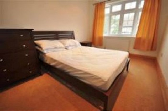  Image of Semi-Detached house to rent in Lansdowne Road London E18 at Lansdowne Road  South Woodford, E18 2AZ