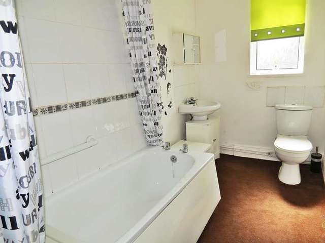  Image of 4 bedroom Property for sale in Lascelles Terrace Leeds LS8 at Leeds LS8 Leeds, LS8 5PN