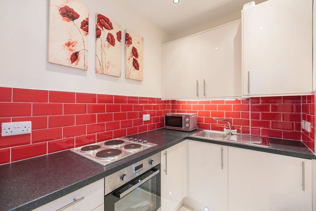  Image of 1 bedroom Flat to rent in Logan Street Edinburgh EH3 at New Town Edinburgh Edinburgh, EH3 5EN