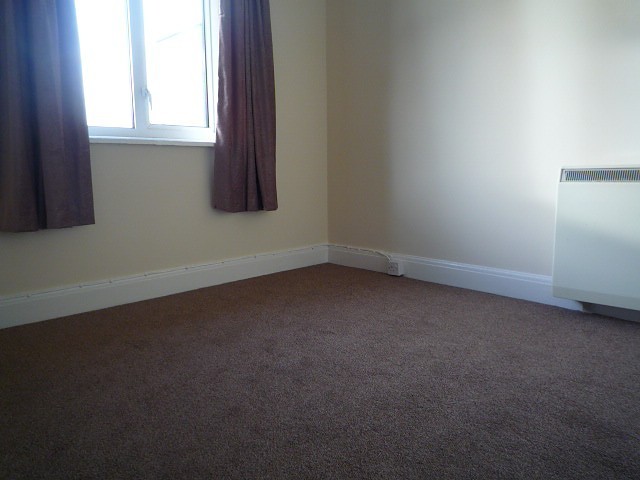  Image of 2 bedroom Flat to rent in London Road East Grinstead RH19 at East Grinstead, RH19 1AG