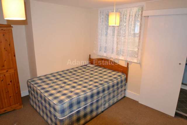  Image of Semi-Detached house to rent in London Road Earley Reading RG1 at London Road  Reading, RG1 5BY