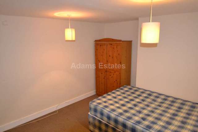  Image of Semi-Detached house to rent in London Road Earley Reading RG1 at London Road  Reading, RG1 5BY