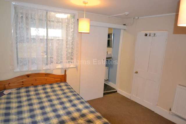  Image of Semi-Detached house to rent in London Road Earley Reading RG1 at London Road  Reading, RG1 5BY
