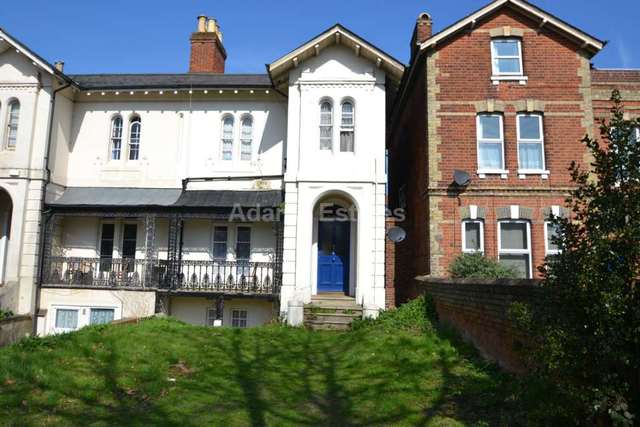  Image of Semi-Detached house to rent in London Road Earley Reading RG1 at London Road  Reading, RG1 5BY
