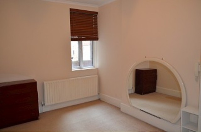  Image of Studio flat to rent in Lonsdale Drive Enfield EN2 at Lonsdale Drive  Oakwood, EN2 7LB