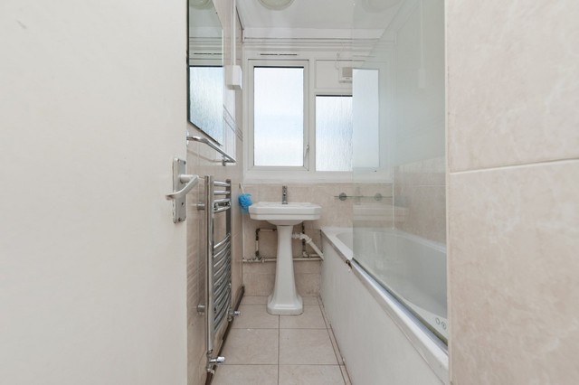  Image of 5 bedroom Apartment for sale in Marchwood Close London SE5 at Marchwood Close Camberwell London, SE5 7EX