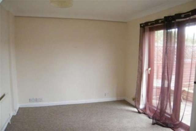  Image of 3 bedroom Semi-Detached house to rent in Mayfield Place West Trent Vale Stoke-on-Trent ST4 at Stoke-on-Trent, ST4 6PB