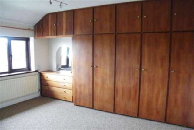  Image of 3 bedroom Semi-Detached house to rent in Mayfield Place West Trent Vale Stoke-on-Trent ST4 at Stoke-on-Trent, ST4 6PB