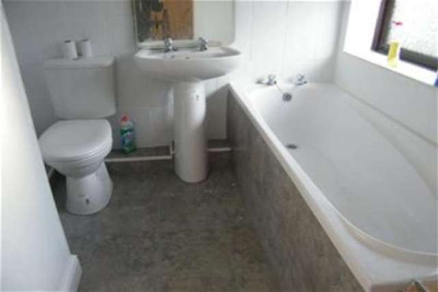  Image of 3 bedroom Semi-Detached house to rent in Mayfield Place West Trent Vale Stoke-on-Trent ST4 at Stoke-on-Trent, ST4 6PB