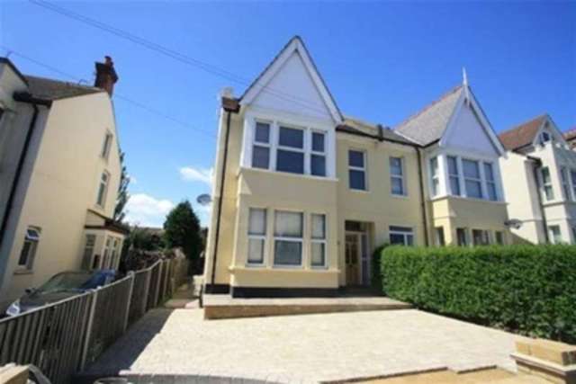  Image of 2 bedroom Maisonette to rent in Meteor Road Westcliff-on-Sea SS0 at Westcliff-on-Sea, SS0 8DF