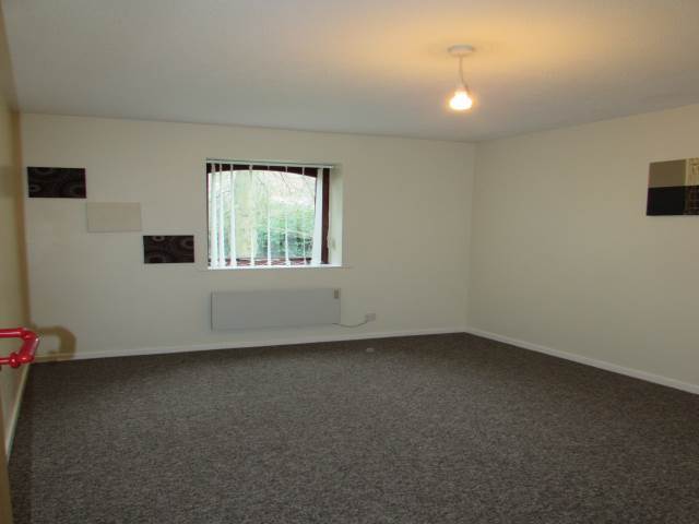  Image of 2 bedroom Flat to rent in Moncrieffe Close Dudley DY2 at DUDLEY Netherton, DY2 7DF