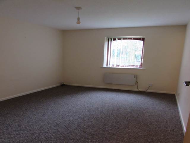  Image of 2 bedroom Flat to rent in Moncrieffe Close Dudley DY2 at DUDLEY Netherton, DY2 7DF