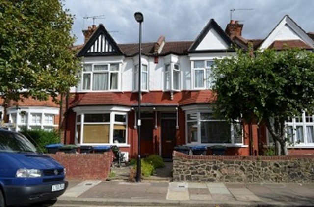  Image of 1 bedroom Flat to rent in New River Crescent London N13 at New River Crescent Palmers Green London, N13 5RJ