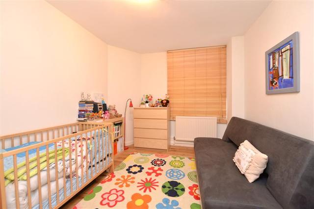  Image of 2 bedroom Property to rent in Crescent Road London N8 at Crescent Road  Crouch End, N8 8AS