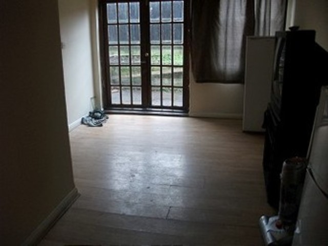  Image of Terraced house to rent in Oaklands Park Avenue Ilford IG1 at Oakland Park Avenue  ilford, IG1 1TG