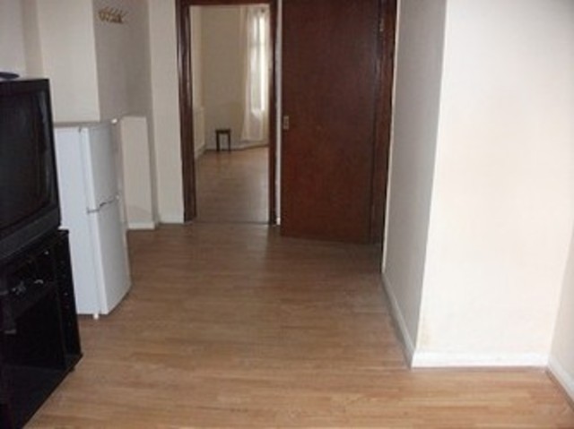  Image of Terraced house to rent in Oaklands Park Avenue Ilford IG1 at Oakland Park Avenue  ilford, IG1 1TG