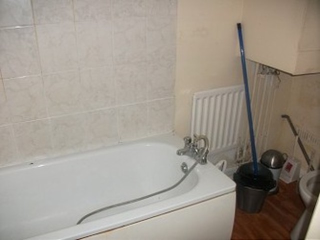  Image of Terraced house to rent in Oaklands Park Avenue Ilford IG1 at Oakland Park Avenue  ilford, IG1 1TG
