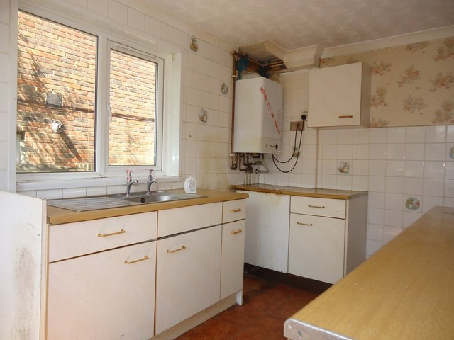  Image of 5 bedroom Semi-Detached house for sale in Oakshott Drive Havant PO9 at Oakshott Drive  West Leigh, PO9 5SN