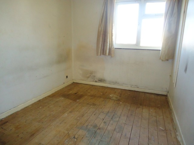  Image of 5 bedroom Semi-Detached house for sale in Oakshott Drive Havant PO9 at Oakshott Drive  West Leigh, PO9 5SN