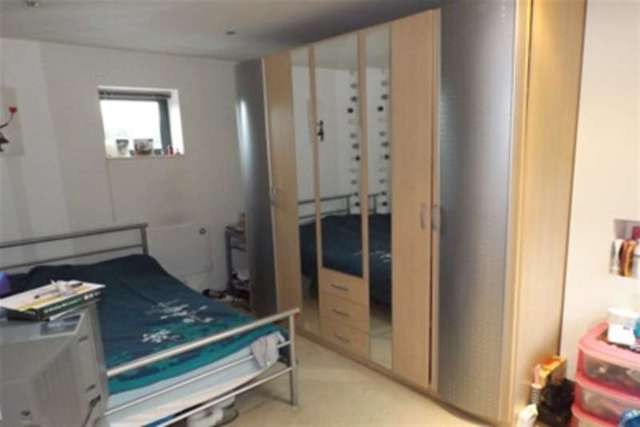  Image of 3 bedroom Flat to rent in Castle Boulevard Nottingham NG7 at Nottingham, NG7 1RU