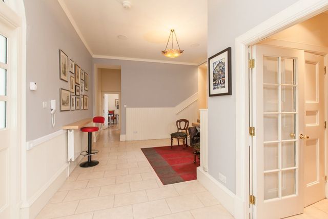  Image of 3 bedroom Flat to rent in Parliament Square Edinburgh EH1 at Old Town Edinburgh Edinburgh, EH1 1RF