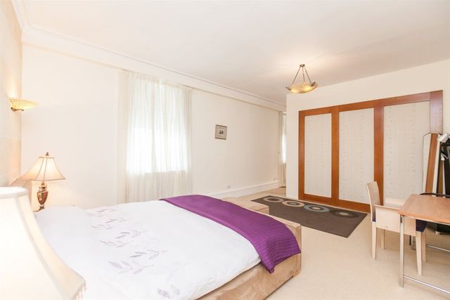  Image of 3 bedroom Flat to rent in Parliament Square Edinburgh EH1 at Old Town Edinburgh Edinburgh, EH1 1RF