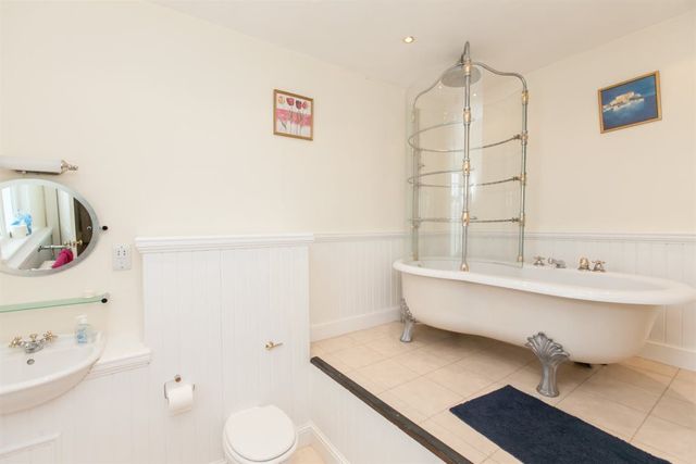  Image of 3 bedroom Flat to rent in Parliament Square Edinburgh EH1 at Old Town Edinburgh Edinburgh, EH1 1RF