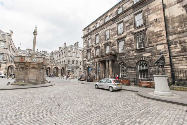  Image of 3 bedroom Flat to rent in Parliament Square Edinburgh EH1 at Old Town Edinburgh Edinburgh, EH1 1RF