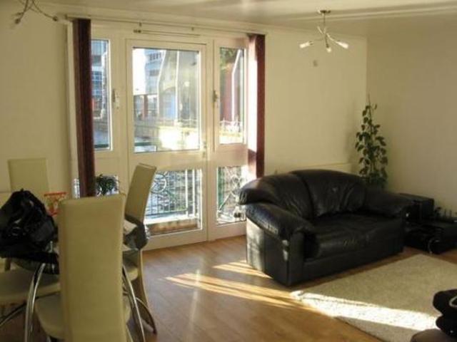  Image of 2 bedroom Apartment to rent in Pepper Street London E14 at Pepper Street  Canary Wharf, E14 9RP
