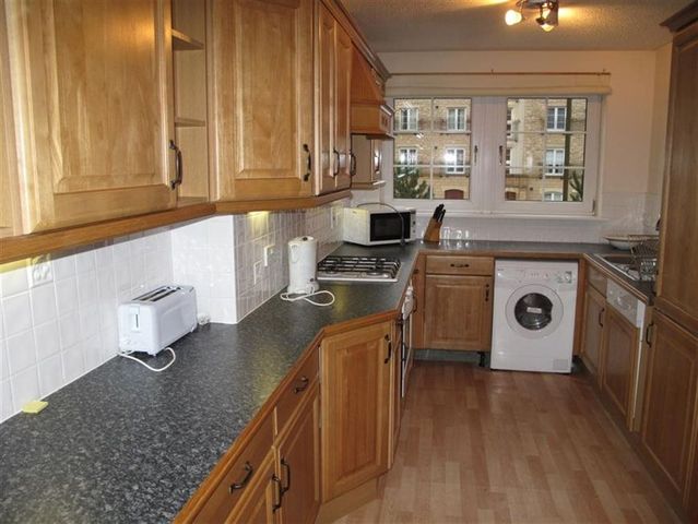  Image of 3 bedroom Flat to rent in Powderhall Brae Edinburgh EH7 at Broughton Edinburgh Edinburgh, EH7 4GD