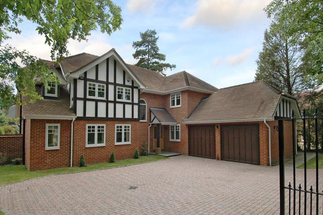  Image of 5 bedroom Detached house to rent in Sandy Lane Cobham KT11 at Sandy Lane Cobham Cobham, KT11 2EU