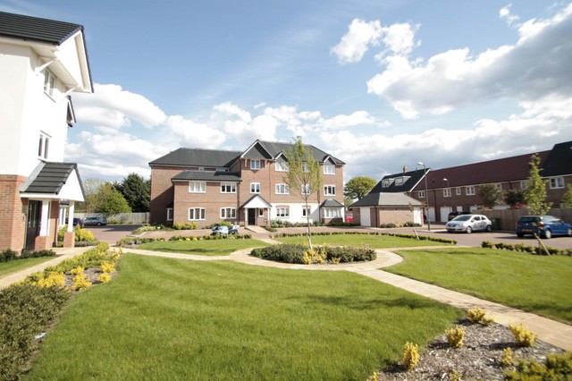  Image of 2 bedroom Apartment to rent in Scholars Place Walton-on-Thames KT12 at Walton-On-Thames, KT12 3FE