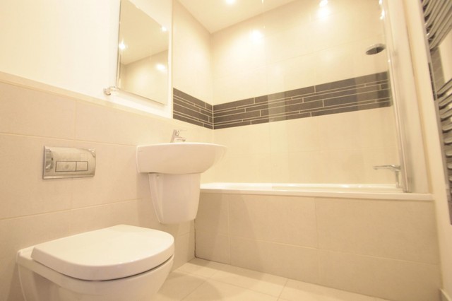  Image of 2 bedroom Apartment to rent in Scholars Place Walton-on-Thames KT12 at Walton-On-Thames, KT12 3FE