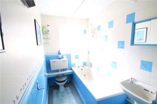  Image of 2 bedroom Flat to rent in Secretan Road Rochester ME1 at Rochester Kent Rochester, ME1 3NR