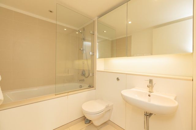  Image of 2 bedroom Flat to rent in Simpson Loan Edinburgh EH3 at Meadows Edinburgh Edinburgh, EH3 9GG