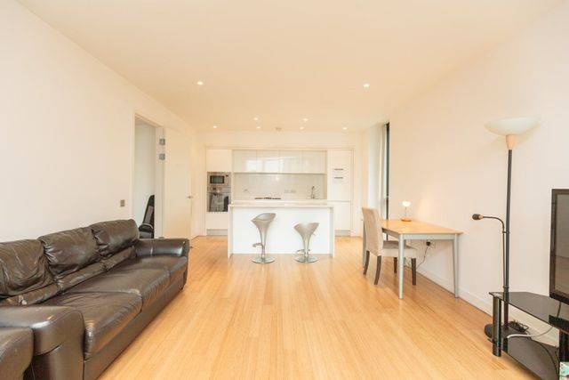  Image of 2 bedroom Flat to rent in Simpson Loan Edinburgh EH3 at Meadows Edinburgh Edinburgh, EH3 9GG