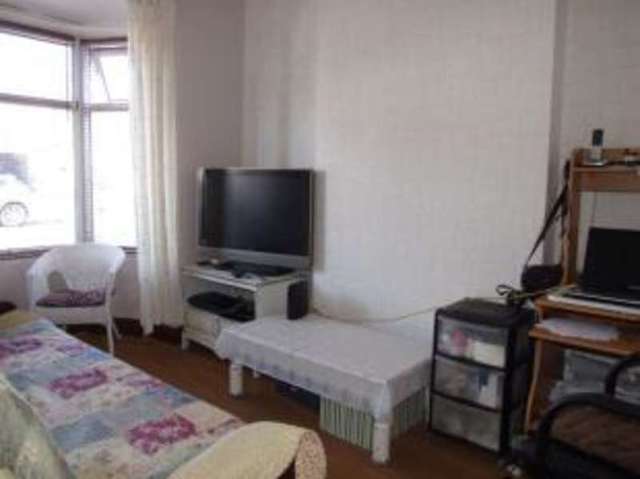  Image of 2 bedroom Bungalow for sale in Cumberland Avenue Southend-on-Sea SS2 at Southend-on-Sea Essex Southchurch, SS2 4LF