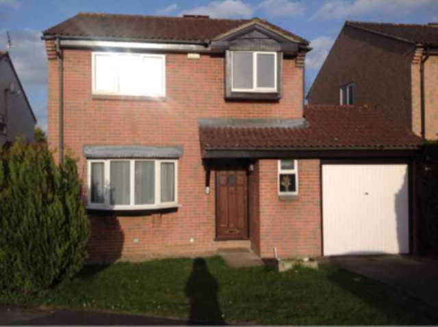  Image of 4 bedroom Detached house to rent in Sparrow Close Wokingham RG41 at Sparrow Close Wokingham Wokingham, RG41 3HT