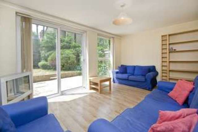  Image of 3 bedroom Flat to rent in Spring Gardens London N5 at Highbury  Drayton Park, N5 2DT