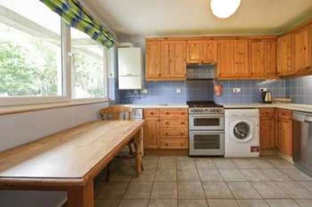  Image of 3 bedroom Flat to rent in Spring Gardens London N5 at Highbury  Drayton Park, N5 2DT
