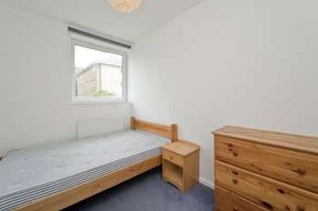  Image of 3 bedroom Flat to rent in Spring Gardens London N5 at Highbury  Drayton Park, N5 2DT