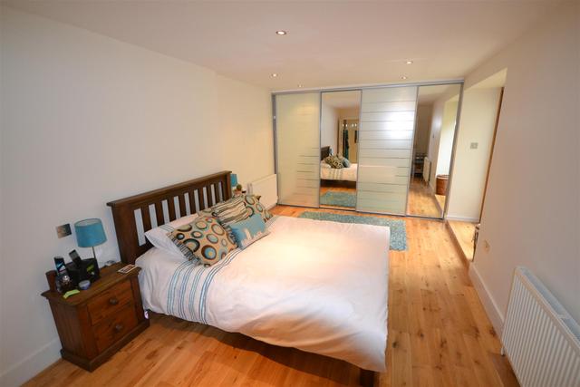  Image of 2 bedroom Property to rent in Stapleton Hall Road London N4 at Stroud Green, N4 4RB