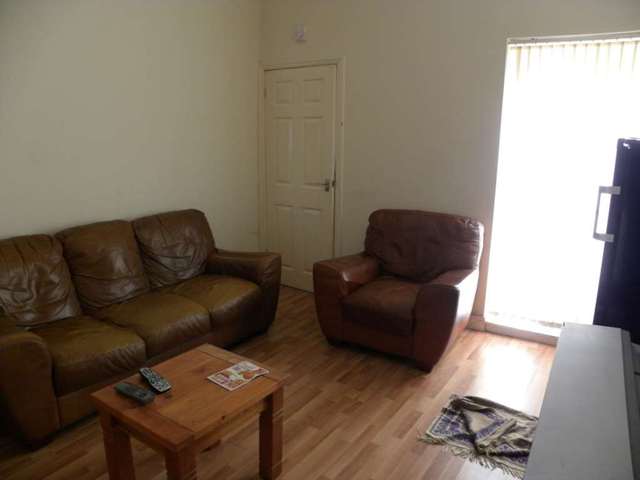  Image of 4 bedroom Detached house to rent in Strawberry Hill Salford M6 at Strawberry Hill  Salford, M6 6AH
