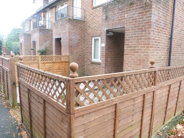  Image of 1 bedroom Ground Flat to rent in Brangwyn Crescent Colliers Wood London SW19 at Brangwyn Crescent  London, SW19 2UA