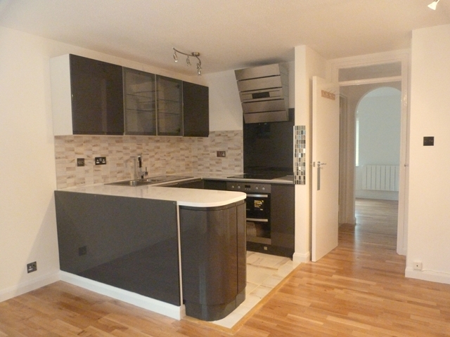 Image of 1 bedroom Ground Flat to rent in Brangwyn Crescent Colliers Wood London SW19 at Brangwyn Crescent  London, SW19 2UA